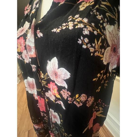 KNOX ROSE SHORT SLEEVE BUTTON UP BLACK WITH ROSE PATTERN WOMENS MEDIUM - Picture 5 of 8